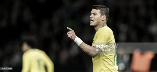 Thiago Silva ordena durante un partido con Brasil / Fuente: Getty Images 
