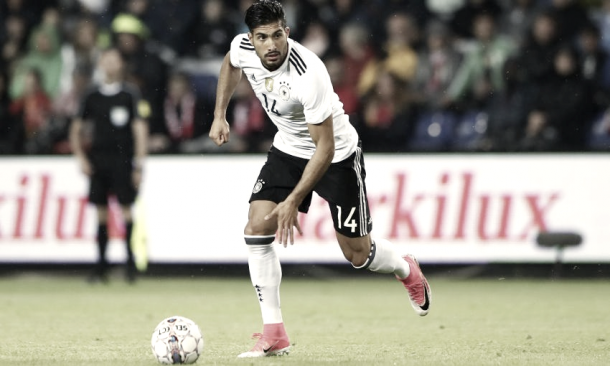Emre Can conduciendo el balón en un amistoso con Alemania | Foto: Twitter oficial selección de Alemania