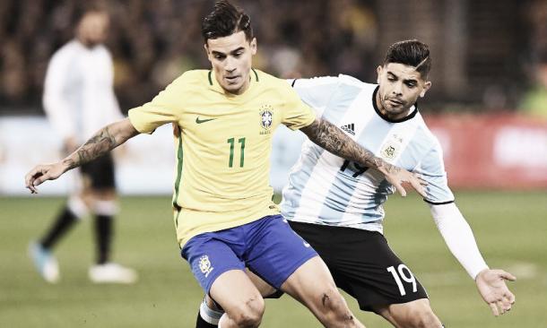 Coutinho en un amistoso frente a Argentina. |Fuente: FIFA.com