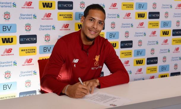 Van Dijk firmando su contrato con los Reds | Foto: LFC.