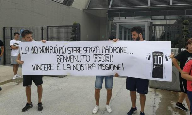 Lo striscione per Bernardeschi e la società | Foto: calciomercato.com