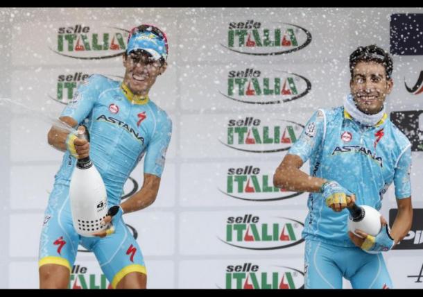 Celebrando su triunfo en la Milán -Turín juntoa asu amigo Fabio Aru | Foto: La Presse/Belen Sivori