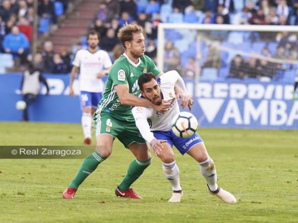 Durante todo el partido se vivió un bonito duelo entre Borja Iglesias y la defensa del Real Oviedo