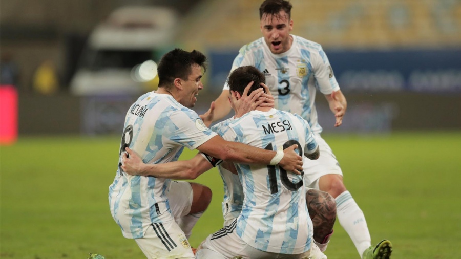 El festejo icónico, segundos después de la consagración: el equipo jugó para que Messi sea campeón (Foto: Télam)