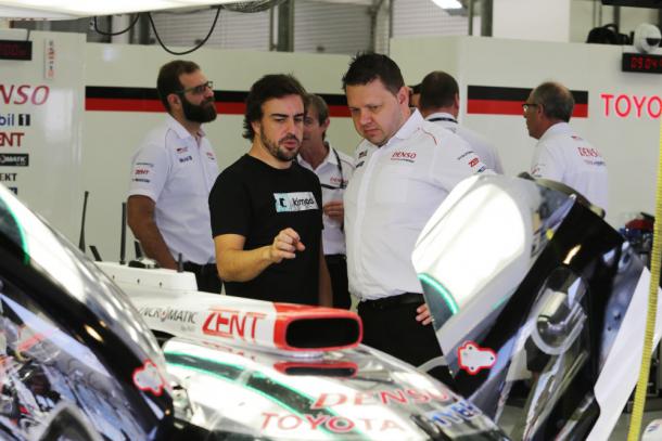 Alonso nos boxes da Toyota. (Foto: Divulgação)