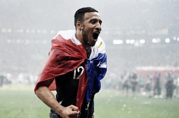 Tolisso festejando bajo la lluvia con la bandera de su nación | Foto: FC Bayern