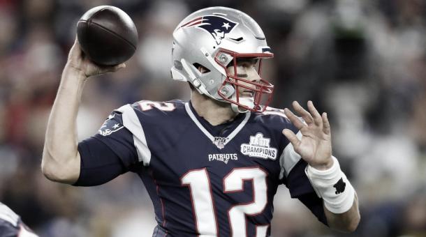 Tom Brady demostró que puede lanzar profundo y comando a una f