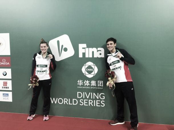 Tom Daley y Grace Reid con la medalla de plata de las World Seriesen Pekín/FINA