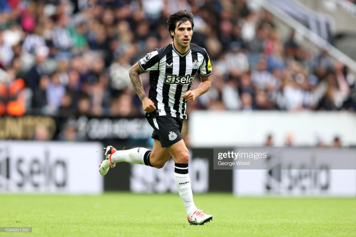 Sandro Tonali of <strong><a  data-cke-saved-href='https://www.vavel.com/en/football/2023/08/05/newcastle-united/1152699-newcastle-united-boss-howe-yet-to-determine-starting-xi.html' href='https://www.vavel.com/en/football/2023/08/05/newcastle-united/1152699-newcastle-united-boss-howe-yet-to-determine-starting-xi.html'>Newcastle United</a></strong> looks on during the Sela Cup match between ACF Fiorentina and <strong><a  data-cke-saved-href='https://www.vavel.com/en/football/2023/08/05/newcastle-united/1152699-newcastle-united-boss-howe-yet-to-determine-starting-xi.html' href='https://www.vavel.com/en/football/2023/08/05/newcastle-united/1152699-newcastle-united-boss-howe-yet-to-determine-starting-xi.html'>Newcastle United</a></strong> at St James' Park on August 05, 2023 in Newcastle upon Tyne, England. (Photo by George Wood/Getty Images)