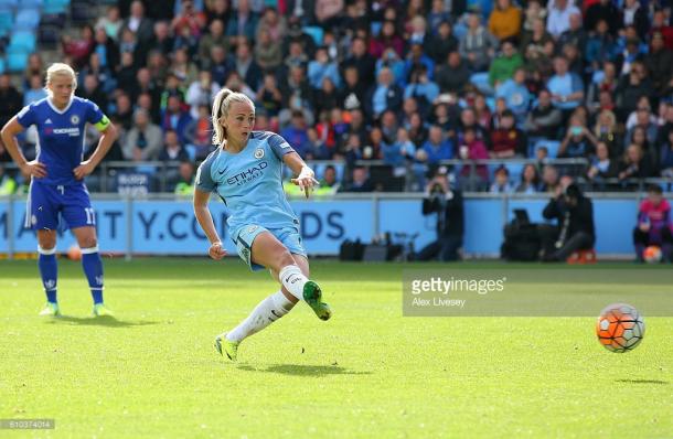 Toni Duggan slots home from the spot | Photo: Getty, Alex Livesey