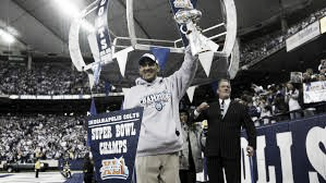 Tony Dungy con el trofeo Vince Lombardi (foto Indianapolis Colts)