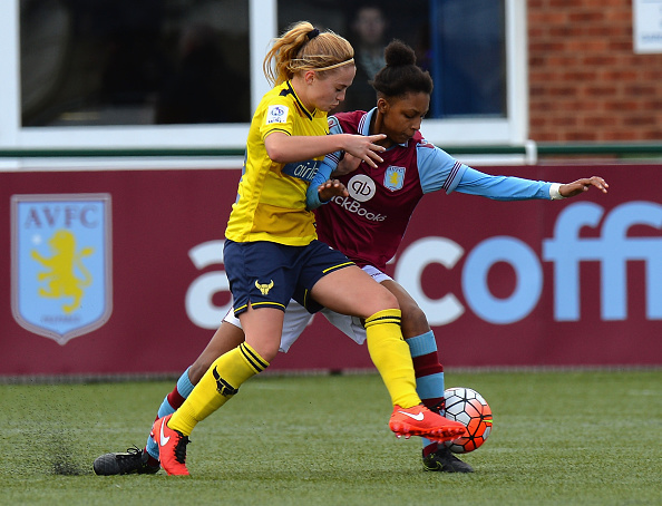 Elisha N'Dow holding off Laura Nichol (Photo credit: Tony Marshall)