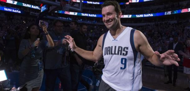 I Mavs rovinano la festa per la presenza di Tony Romo in panchina