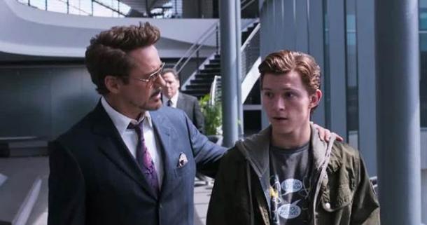 Tony Stark (Robert Downey Jr) caminha com Peter Parker (Tom Holland)