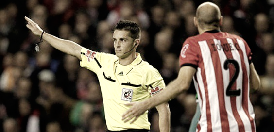 Del Cerro Grande dirigiendo un partido del Athletic Club