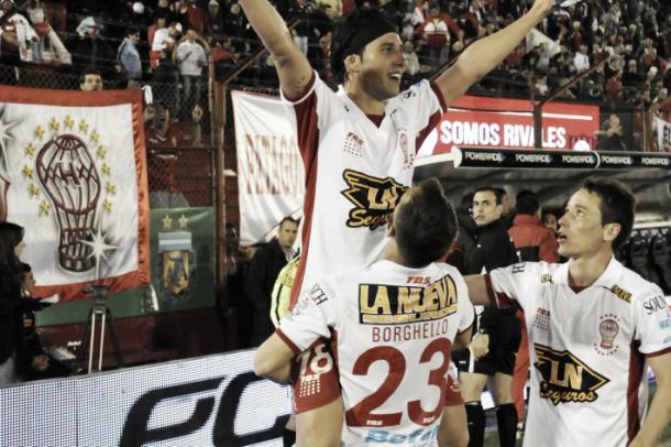 Festejo del Pato en el clásico contra el Ciclón.
