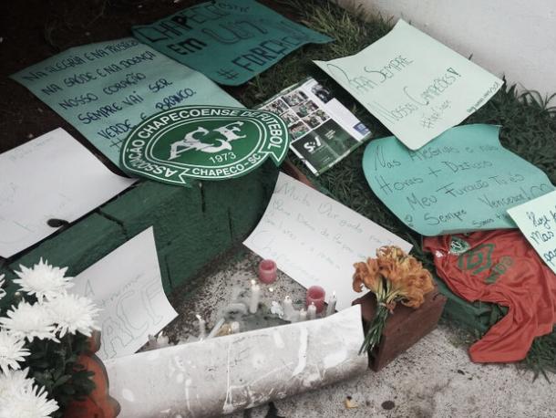 Torcida presta homenagens na casa da Chape (Foto: Luis Lopes/Divulgação)