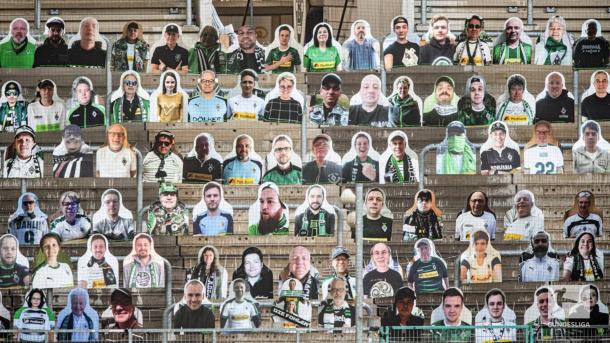 Papelões com a foto de torcedores do Borussia M'gladbach (Foto: Reprodução / Bundesliga)