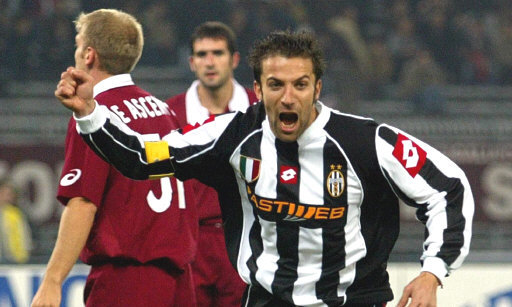 Del Piero jogando na Juventus na temporada 2002/03, uma temporada antes de mudar seu escudo para o formato que usava até então | Foto: Getty Imaes