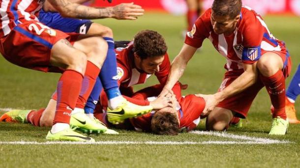 Desespero dos jogadores do Atléti após o lance resume bem (Foto: Getty Images)