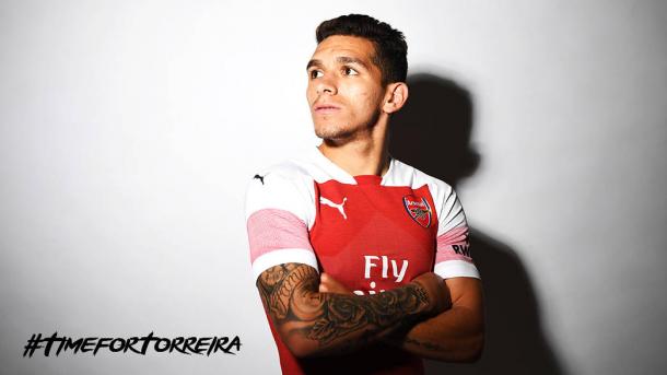 Lucas Torreira posa con la camiseta del Arsenal | Fotografía: Arsenal