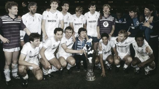 El Tottenham posando con la Copa de la UEFA de 1984. | Foto: uefa.com