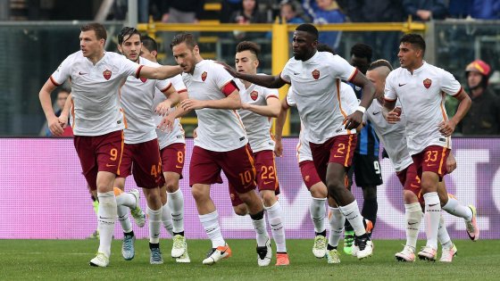 La Roma esulta al gol di Totti del 3-3 | Repubblica