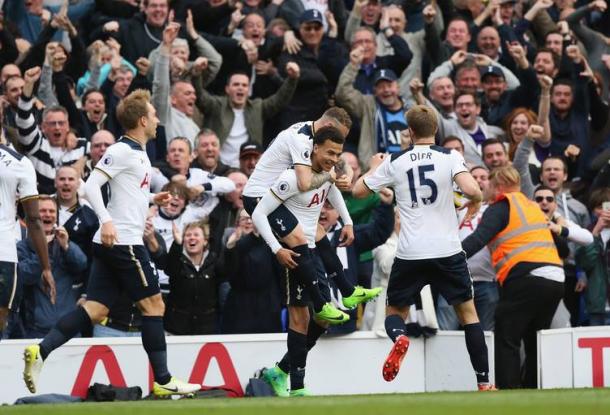 Alli festeggia con i compagni il gol dell'1-0. | Tottenham Hotspur, Twitter.