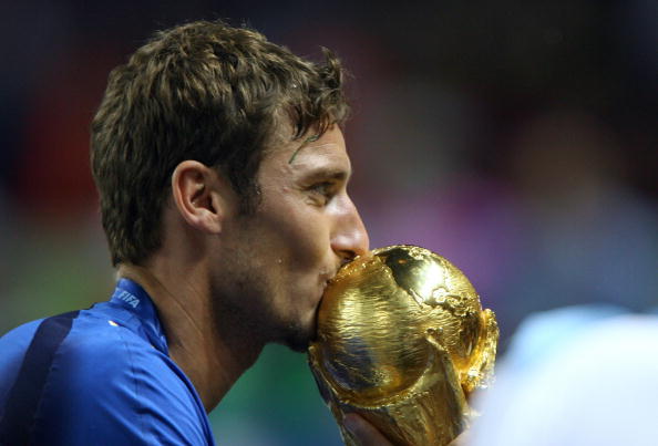 Namore alguém que te beije com tanta felicidade no olhar quanto o Totti beijou a taça da Copa (Foto: Patrick Hertzog/AFP)