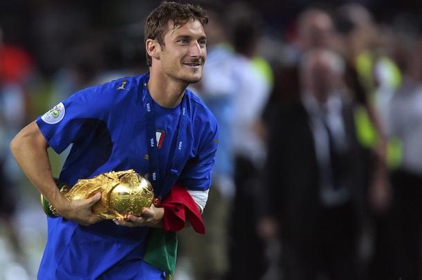 Totti celebra la consecución del Mundial 2006, su último gran campeonato con Italia. | Foto: colombiamundialencontravia.com
