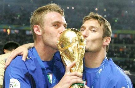 De Rossi and Totti celebrate Italy's 2006 World Cup win together | Photo: forzaroma.info