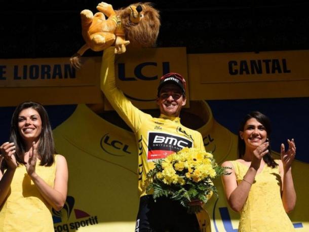 Greg Van Avermaet sonríe con el maillot jaune | Foto: Team Sky.