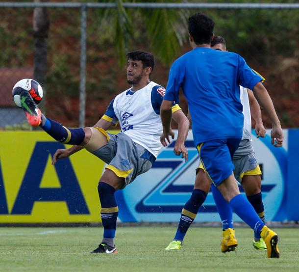 Robinho se destaca com assistência e belo gol de falta (Foto: Washington Alves / Light Press)