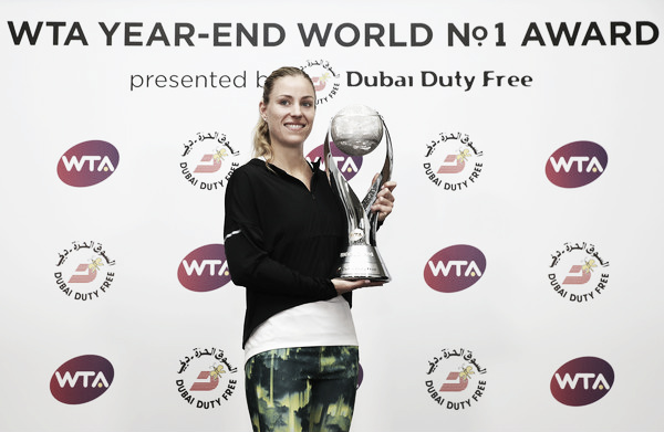 Angelique Kerber con el trofeo que la acredita como número 1 del mundo. Foto:Zimbio