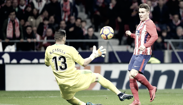 Kevin Gameiro fallando una clara ocasión frente a Kiko Casilla | Foto: Atlético de Madrid 