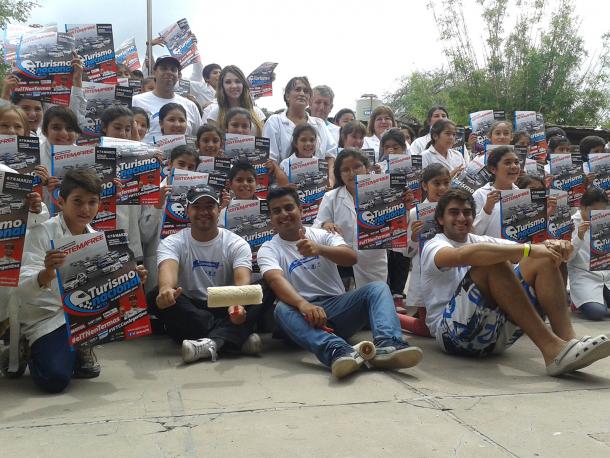 Amadis Farina, Pablo Ortega y demás pilotos posando junto a los alumnos de la Escuela Nro. 81 Primera Junta en Termas de Río Hondo. Foto: APAT.