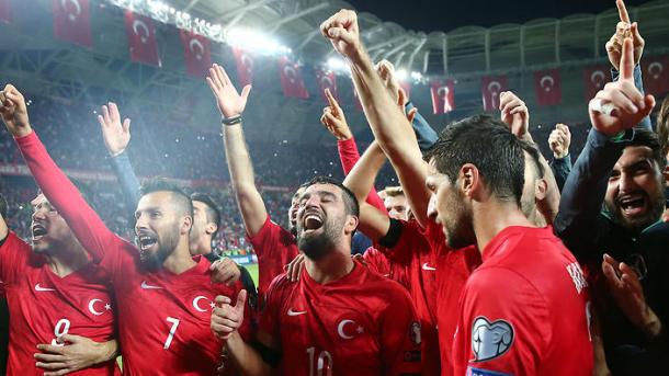 La festa della Turchia dopo aver ottenuto la qualificazione per Euro 2016. Fonte: Getty Images.