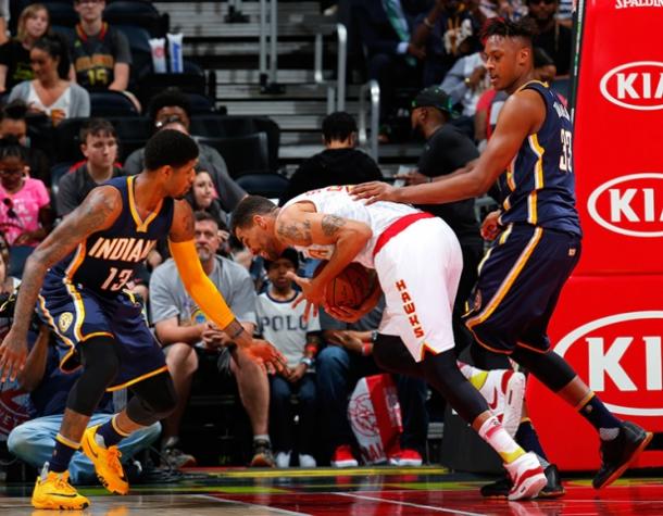 Paul George y Myles Turner intentando parar a Mike Scott. Foto: Indiana Pacers