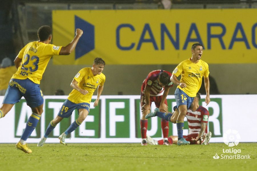 Los jugadores de Las Palmas celebran el gol de Enzo Loiodice | Foto