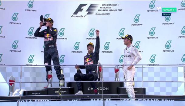 Ricciardo ofrece a todo el podio una copa de su bota Foto: Movistar F1