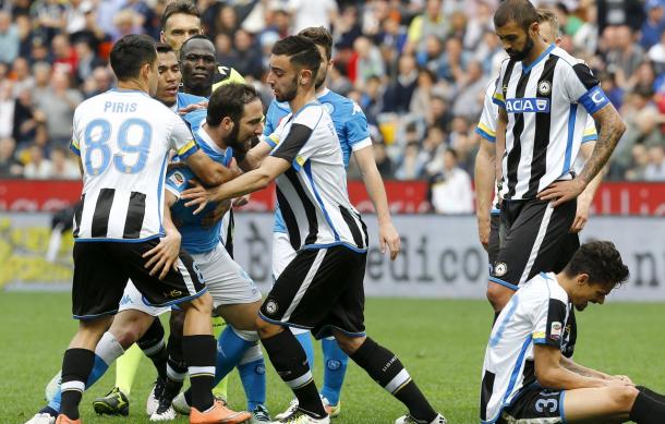 La rabbia di Higuain su Felipe durante Udinese-Napoli - Foto: Gazzetta.it