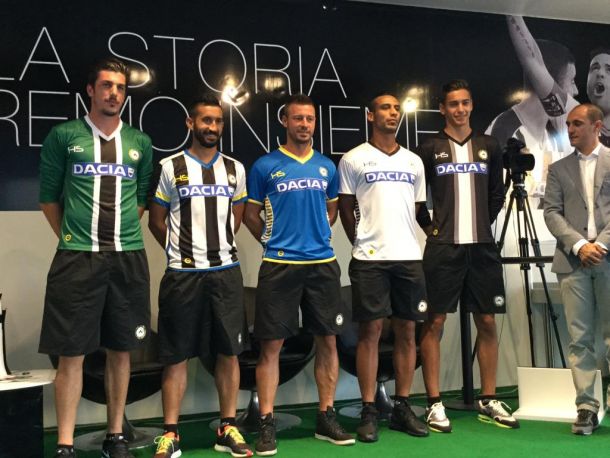 Presentación de camisetas del Udinese CF, último club al que entrenó Gianni de Biasi. Fuente: VAVEL