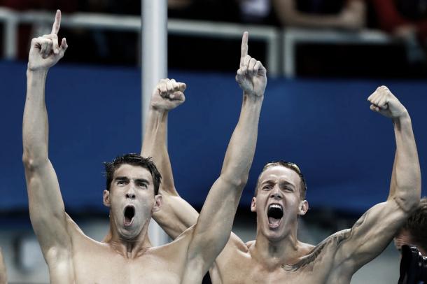 Dressel celebra junto con Michael Phelps el oro del relevo en Río de Janeiro. / Foto: Getty Images