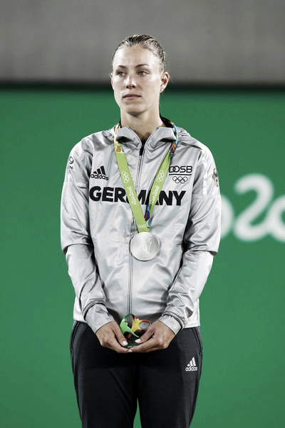 Kerber con la medalla de plata fuente: zimbio