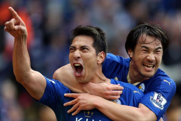 Ulloa celebra un gol junto a Okazaki | Foto: Mirror