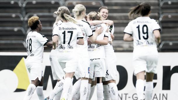 Umeå celebrate a goal in the Damallsvenskan. | Photo: svenskfotboll.se