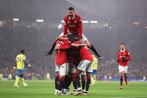 Los jugadores del Manchester United haciendo piña celebrando uno de los tres goles. Fuente: GettyImages