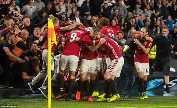 United fans and players alike go crazy after their last minute winner (photo: Ian Hodgson)