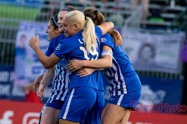 Leon celebrates a goal with her teammates. | Source: EarchPhoto