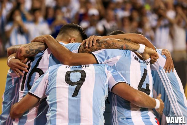 The Argentinean players huddling up before a match in the Copa America Centenario group stages. Photo provided by VAVEL USA.